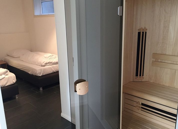 Terras van 8 pers villa met sauna in Schoorl, Noordzeekust, Noord-Holland met ligstoelen en tuintafel.