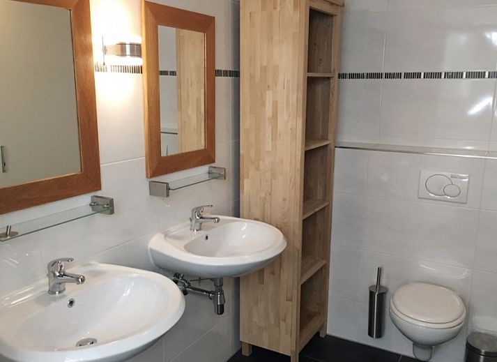 Terras van 8 pers villa met sauna in Schoorl, Noordzeekust, Noord-Holland met ligstoelen en tuintafel.