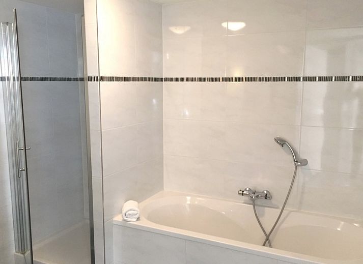 Terras van 8 pers villa met sauna in Schoorl, Noordzeekust, Noord-Holland met ligstoelen en tuintafel.