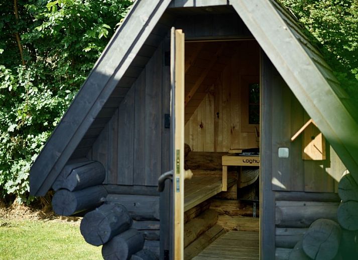 8 pers villa met sauna in Schoorl, Noord-Holland, met moderne architectuur en ruime tuin aan de Noordzeekust.