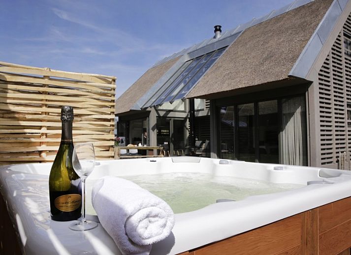 Verblijf 4501130 • Vakantiewoning Noordzeekust • 8 pers villa met jacuzzi! 