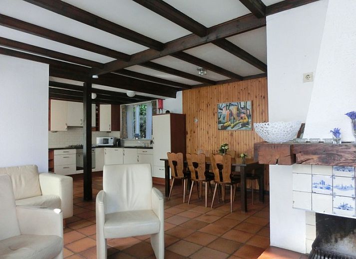 Achterzijde van vakantiehuis Maria in Schoorl met balkon en omheinde tuin