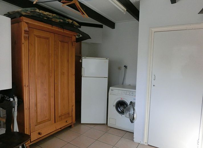 Achterzijde van vakantiehuis Maria in Schoorl met balkon en omheinde tuin