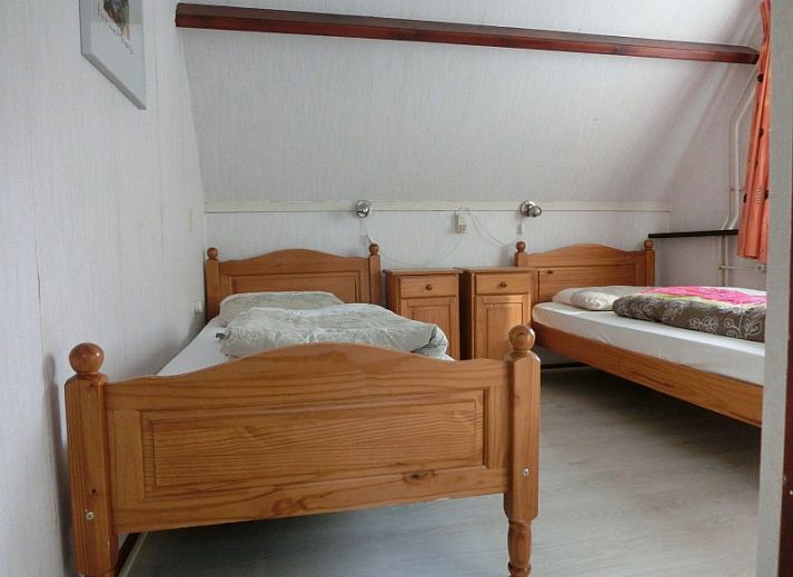 Achterzijde van vakantiehuis Maria in Schoorl met balkon en omheinde tuin