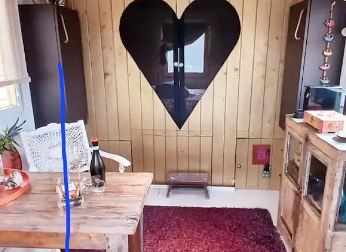 Wagen Cosy in Spaarndam biedt een unieke glamping ervaring met een gezellige buitenruimte en vijver aan de Noordzeekust van Noord-Holland.