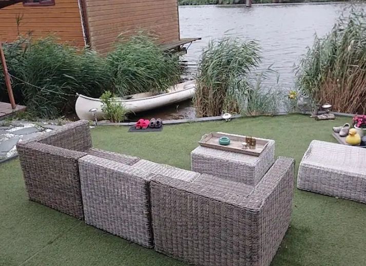 Wagen Cosy in Spaarndam biedt een unieke glamping ervaring met een gezellige buitenruimte en vijver aan de Noordzeekust van Noord-Holland.