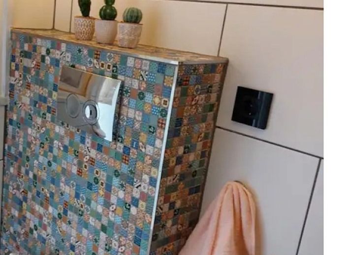 Wagen Cosy in Spaarndam biedt een unieke glamping ervaring met een gezellige buitenruimte en vijver aan de Noordzeekust van Noord-Holland.