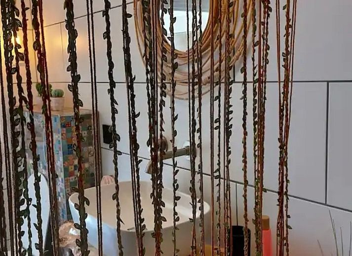 Stijlvolle badkamer van Wagen Cosy in Spaarndam met natuurlijke houten elementen en moderne wastafel bij de Noordzeekust in Noord-Holland.