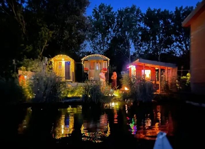 Stijlvolle badkamer van Wagen Cosy in Spaarndam met natuurlijke houten elementen en moderne wastafel bij de Noordzeekust in Noord-Holland.