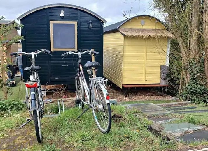 Stijlvolle badkamer van Wagen Cosy in Spaarndam met natuurlijke houten elementen en moderne wastafel bij de Noordzeekust in Noord-Holland.