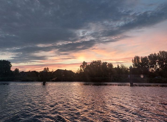 Stijlvolle badkamer van Wagen Cosy in Spaarndam met natuurlijke houten elementen en moderne wastafel bij de Noordzeekust in Noord-Holland.