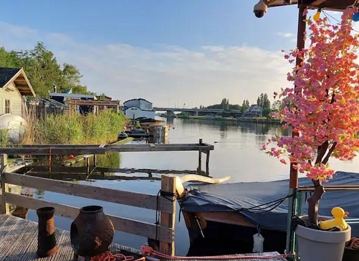 Comfortabele slaapkamer in Wagen Cosy, Spaarndam, met kleurrijk beddengoed en knusse sfeer, ideaal voor een bijzondere overnachting in Noord-Holland.