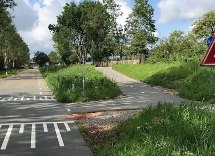 Comfortabele slaapkamer in Wagen Cosy, Spaarndam, met kleurrijk beddengoed en knusse sfeer, ideaal voor een bijzondere overnachting in Noord-Holland.