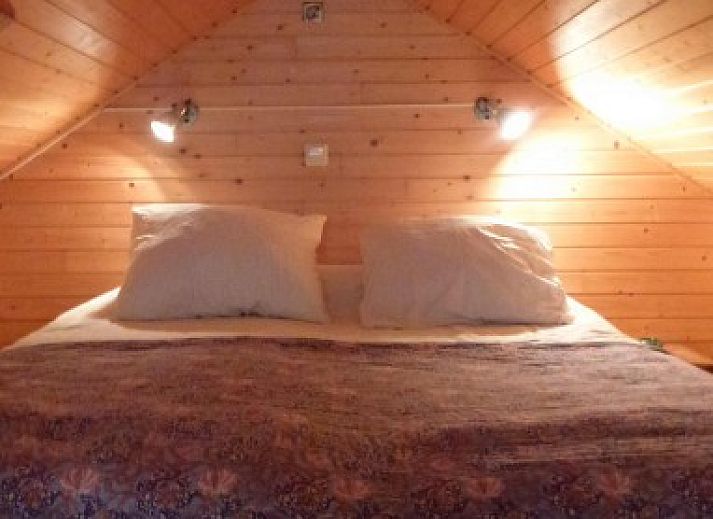 Gemtliches Interieur des Huisje Nr. 10 in Schoorl, Ferienhaus mit Holzinterieur und komfortabler Sitzecke.