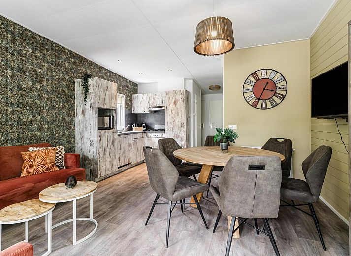 Beach cottage 6 people in Julianadorp, North Sea coast. Vacation home with modern veranda and green surroundings in North Holland.