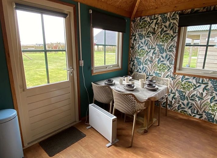 Ferienhaus in Julianadorp, Nordseekueste, Nordholland, mit Holzterrasse und gruener Umgebung fuer einen erholsamen Aufenthalt.