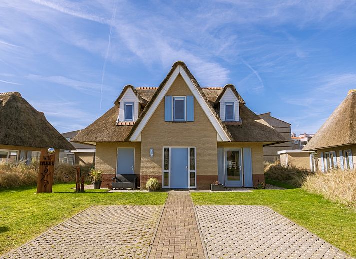 Villa Luxe 6, een charmant vakantiehuis in Julianadorp, Noordzeekust, Noord-Holland, omgeven door natuur en rust.