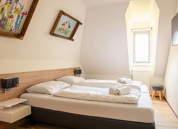 Stijlvolle woonkamer in Villa Luxe 6, een vakantiehuis in Julianadorp aan de Noordzeekust, Noord-Holland, met moderne inrichting en veel licht.