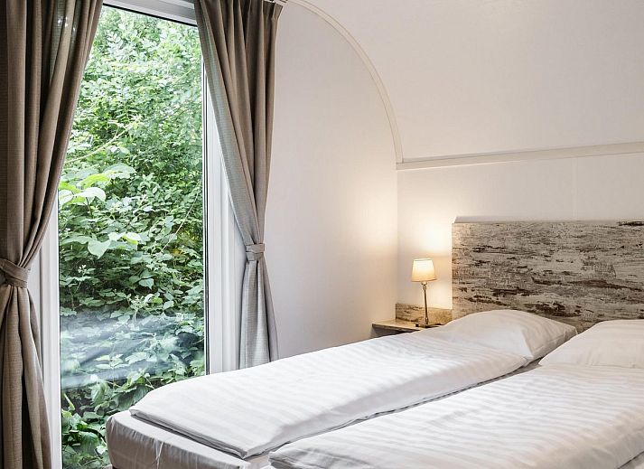 Strandhuisje 5 personen in Julianadorp, Noordzeekust, Noord-Holland met veranda en groene omgeving voor een ontspannen vakantie.