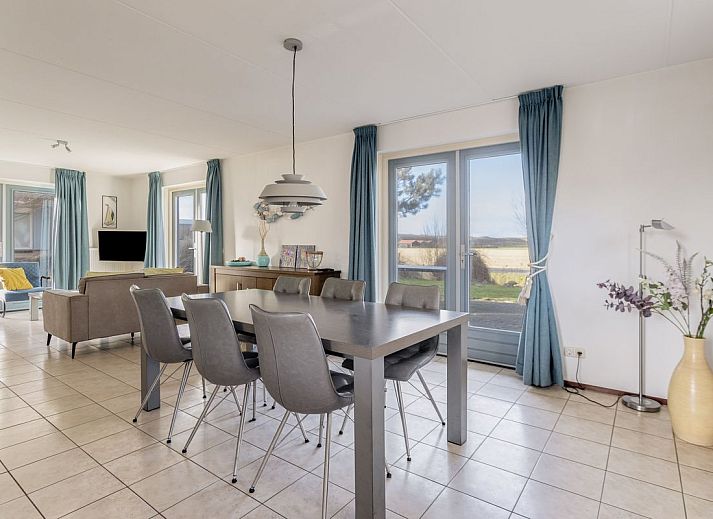 Vrijstaande woning in Julianadorp, een charmant vakantiehuis aan de Noordzeekust in Noord-Holland, omgeven door groene natuur en rust.