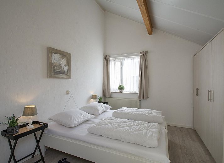 Ruhige Strasse mit Ferienhaeusern in Julianadorp, nahe Ooghduyne 187, Nordseekueste, Nordholland.