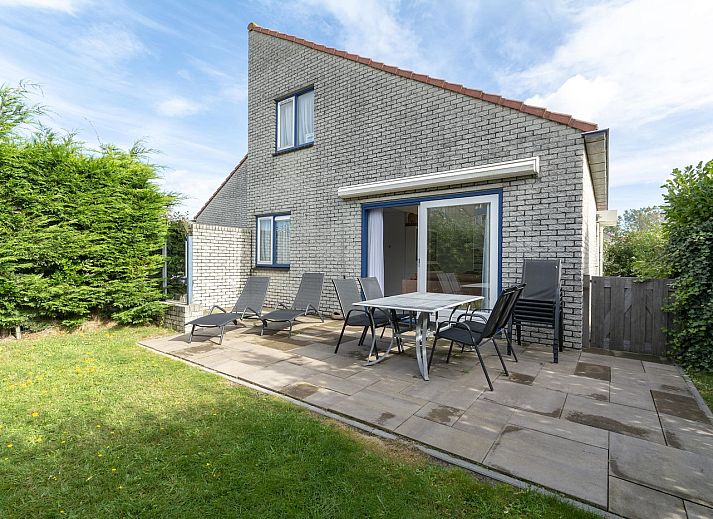 Ruhige Strasse mit Ferienhaeusern in Julianadorp, nahe Ooghduyne 187, Nordseekueste, Nordholland.