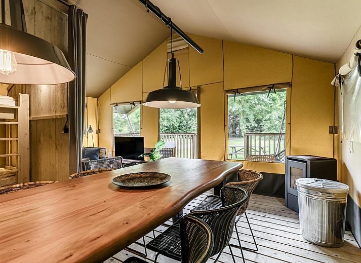 Strandtent 8 personen in Julianadorp, Noord-Holland, biedt een glamping ervaring met een ruime veranda en uitzicht op de groene omgeving.