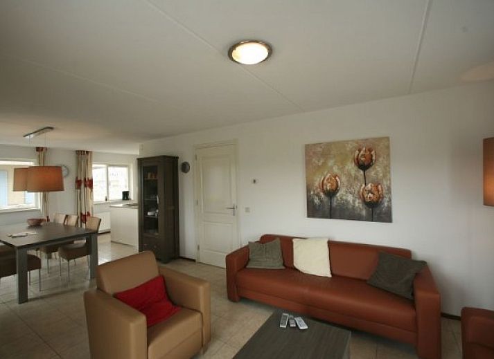 Gezellig terras van Bungalow met sauna in Julianadorp, Noordzeekust, Noord-Holland, ideaal voor een ontspannen vakantie.