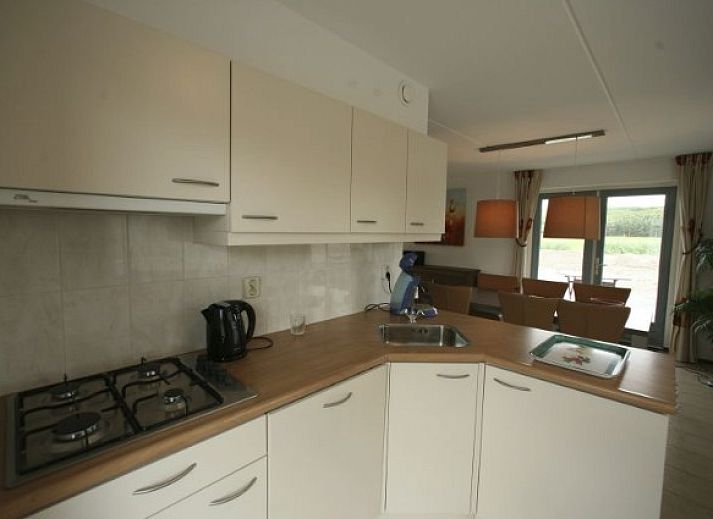 Gezellig terras van Bungalow met sauna in Julianadorp, Noordzeekust, Noord-Holland, ideaal voor een ontspannen vakantie.