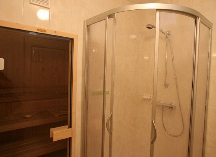 Gezellig terras van Bungalow met sauna in Julianadorp, Noordzeekust, Noord-Holland, ideaal voor een ontspannen vakantie.