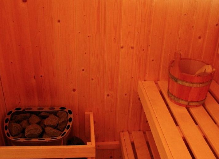 Comfortabele woonkamer van Bungalow met sauna in Julianadorp, Noordzeekust, Noord-Holland, met moderne inrichting.