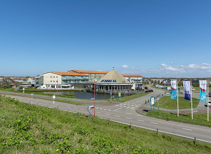 Gemuetliches Wohnzimmer des Strandslag 225 Julianadorp aan zee mit komfortabler Sitzecke in Nordholland.