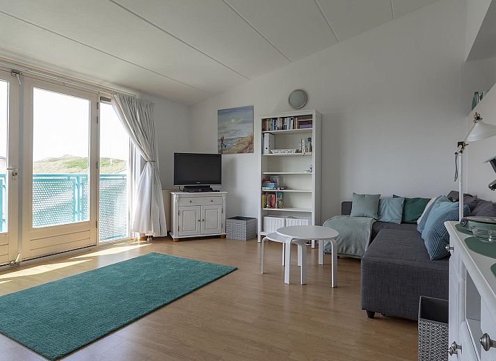 Gemuetliches Wohnzimmer des Strandslag 225 Julianadorp aan zee mit komfortabler Sitzecke in Nordholland.