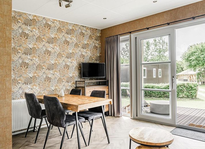 Open keuken en woonkamer in Strandhuisje 4 personen, Julianadorp, Noordzeekust, Noord-Holland.