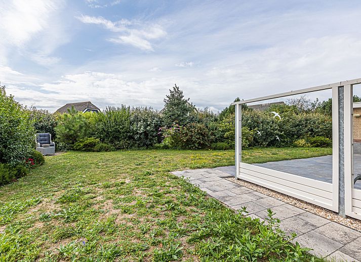 Ingang van Vrijstaande woning in Julianadorp, omgeven door groen, Noordzeekust, Noord-Holland.