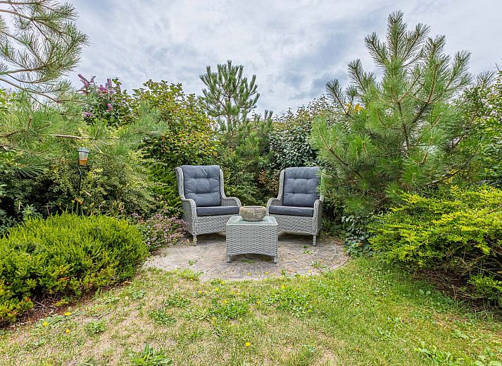 Ingang van Vrijstaande woning in Julianadorp, omgeven door groen, Noordzeekust, Noord-Holland.