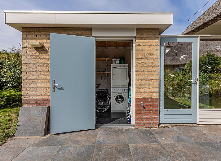 Ingang van Vrijstaande woning in Julianadorp, omgeven door groen, Noordzeekust, Noord-Holland.