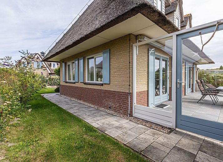 Ingang van Vrijstaande woning in Julianadorp, omgeven door groen, Noordzeekust, Noord-Holland.