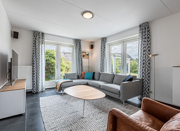 Ingang van Vrijstaande woning in Julianadorp, omgeven door groen, Noordzeekust, Noord-Holland.