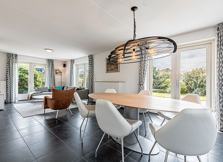 Achtertuin en terras van Vrijstaande woning in Julianadorp, vakantiehuis aan de Noordzeekust, Noord-Holland.