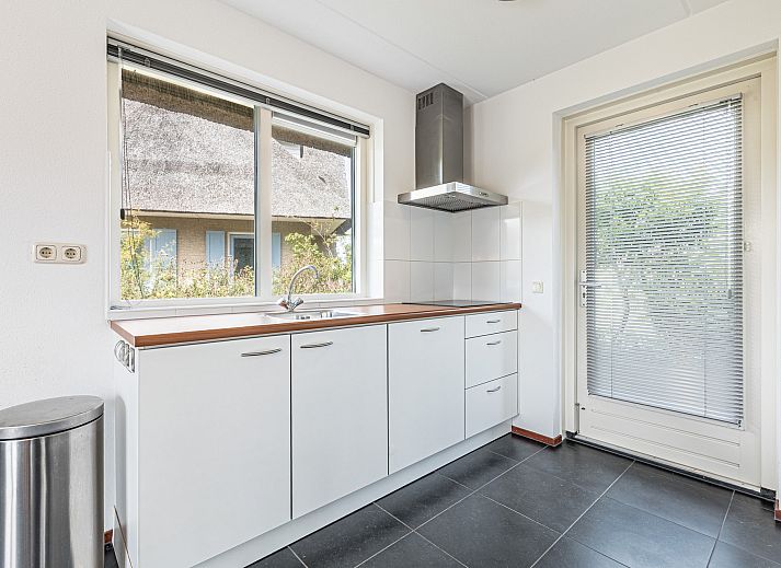 Achtertuin en terras van Vrijstaande woning in Julianadorp, vakantiehuis aan de Noordzeekust, Noord-Holland.