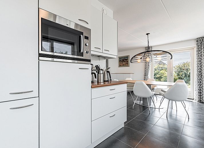 Achtertuin en terras van Vrijstaande woning in Julianadorp, vakantiehuis aan de Noordzeekust, Noord-Holland.