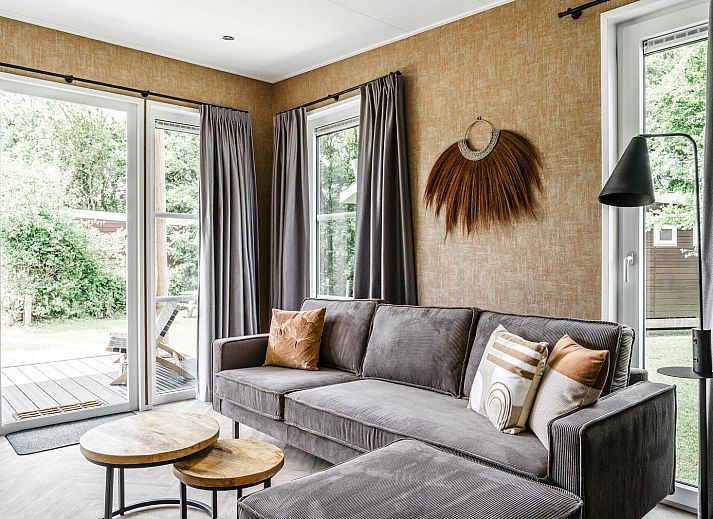 Gemuetliches Wohnzimmer der Strandhuisje 4 Personen in Julianadorp, Nordseekueste. Gemuetliche Sitzecke mit Blick auf die gruene Umgebung.