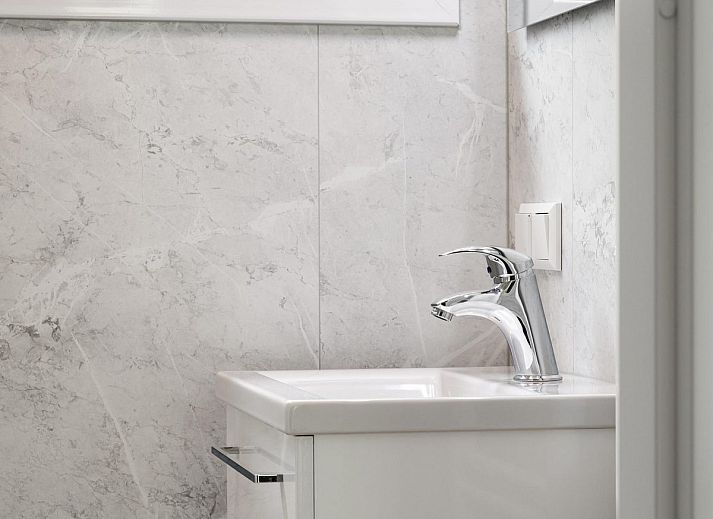 Gemuetliches Wohnzimmer der Strandhuisje 4 Personen in Julianadorp, Nordseekueste. Gemuetliche Sitzecke mit Blick auf die gruene Umgebung.