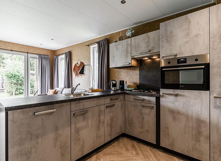 Strandhaus fuer 4 Personen in Julianadorp, Nordseekueste. Geniessen Sie das moderne Ferienhaus mit Terrasse und gruener Umgebung in Nordholland.