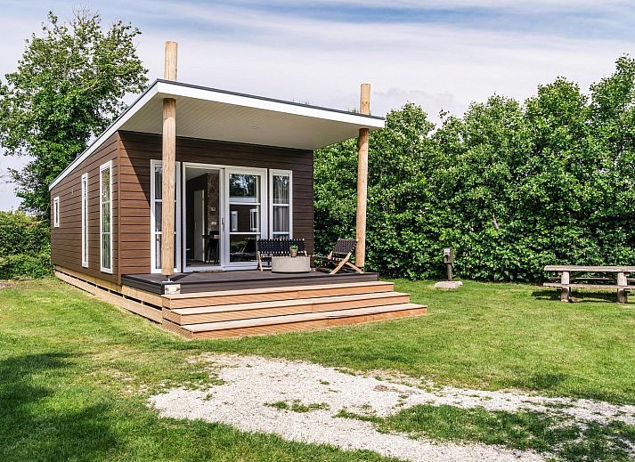 Strandhaus fuer 4 Personen in Julianadorp, Nordseekueste. Geniessen Sie das moderne Ferienhaus mit Terrasse und gruener Umgebung in Nordholland.