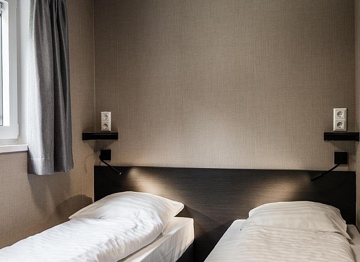 Gemuetliches Wohnzimmer in Strandhaus 4 Personen in Julianadorp, Nordseekueste. Modernes Ferienhaus mit gemuetlicher Sitzecke und offener Kueche.