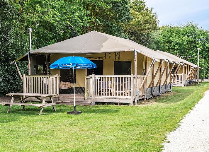 Das Strandzelt fuer 6 Personen in Julianadorp bietet ein luxurioeses Glamping-Erlebnis an der Nordseekueste von Nordholland mit einer geraeumigen Veranda.