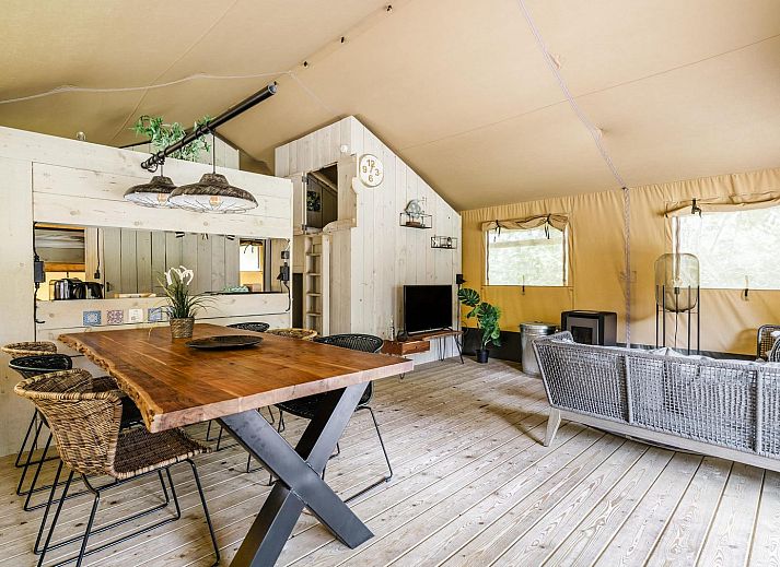 Das Strandzelt fuer 6 Personen in Julianadorp bietet ein luxurioeses Glamping-Erlebnis an der Nordseekueste von Nordholland mit einer geraeumigen Veranda.