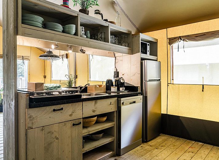 Das Strandzelt fuer 6 Personen in Julianadorp bietet ein luxurioeses Glamping-Erlebnis an der Nordseekueste von Nordholland mit einer geraeumigen Veranda.